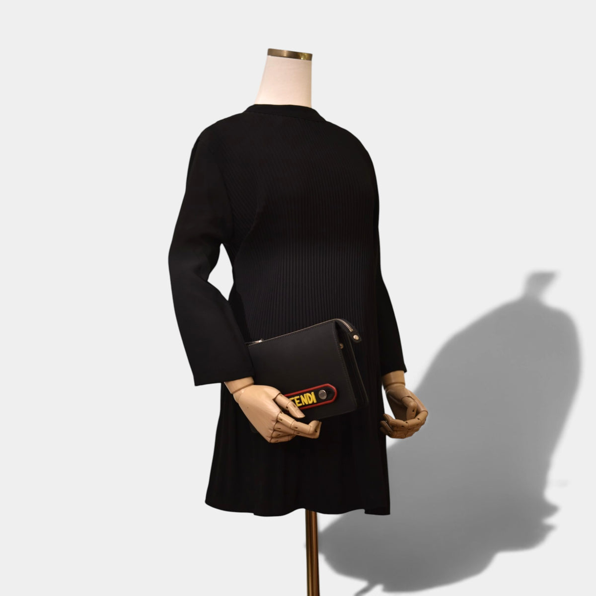 펜디 블랙 컬러의 가죽 클러치 7VA350A
