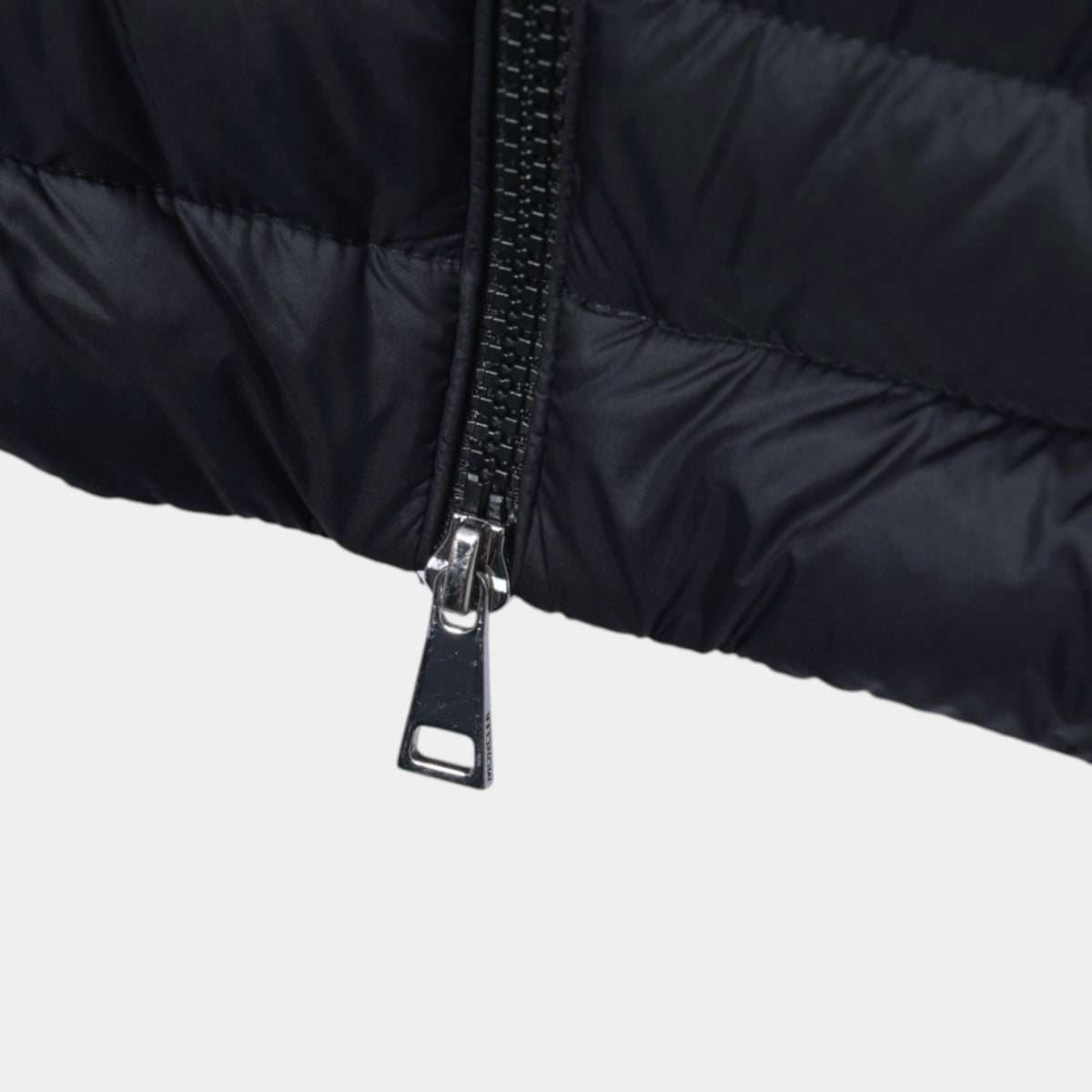 몽클레르 이젤 숏 다운 패딩 블랙 여성 1A00068 597YF