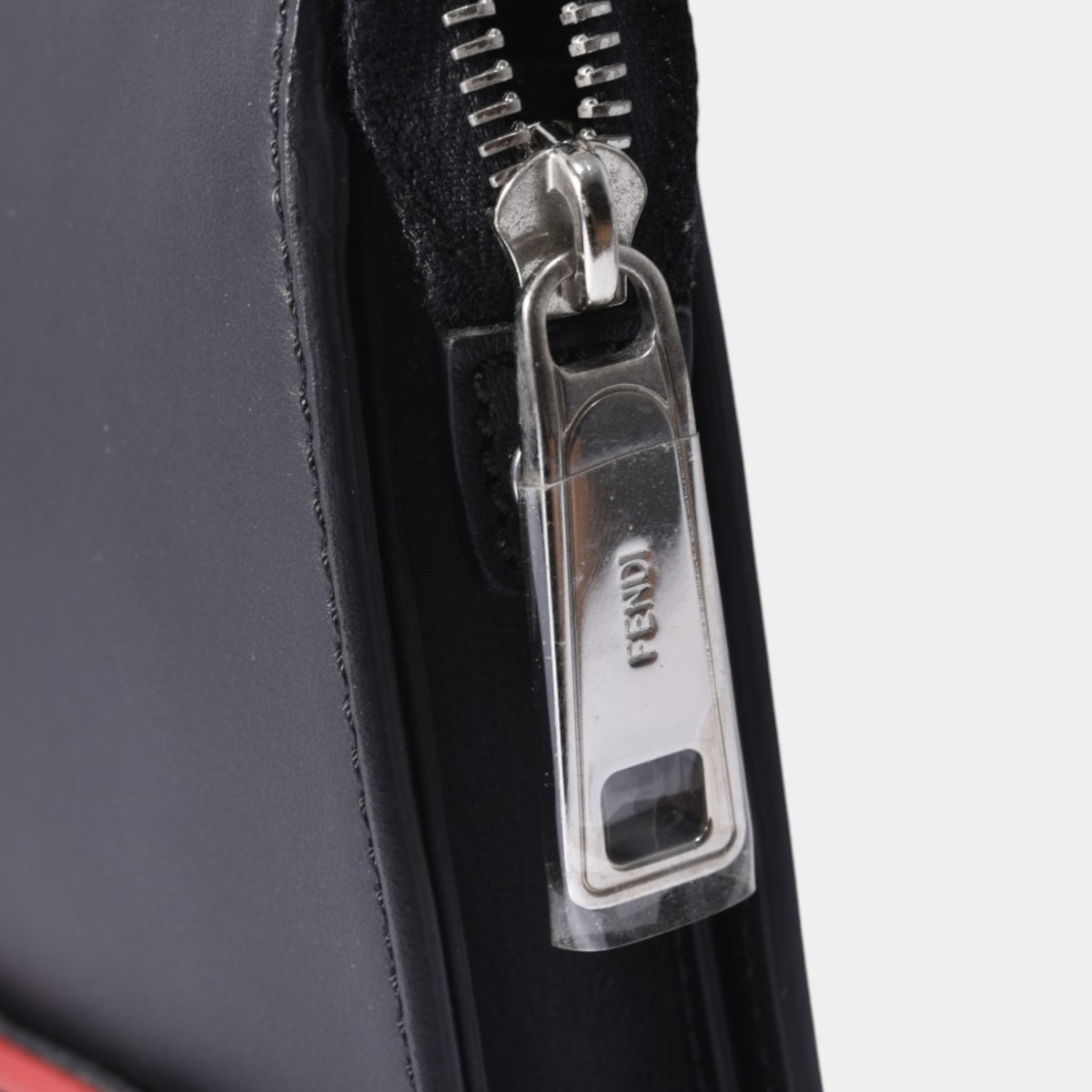펜디 블랙 컬러의 가죽 클러치 7VA350A